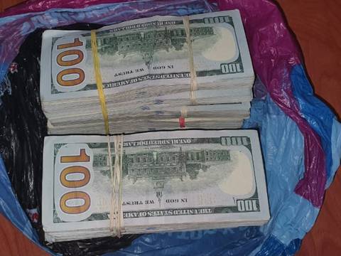 Con  $ 100.000 que no pudieron justificar, dos hombres fueron detenidos en Jaramijó; intercambio de funda plástica entre ambos alertó a policías  