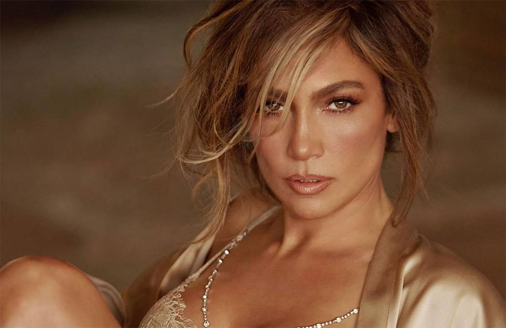 Jennifer Lopez mostra tutti i suoi attributi in sensuale lingerie dorata come parte della sua nuova collezione con il marchio italiano Intimissimi per le donne over 50 |  Persone |  Divertimento