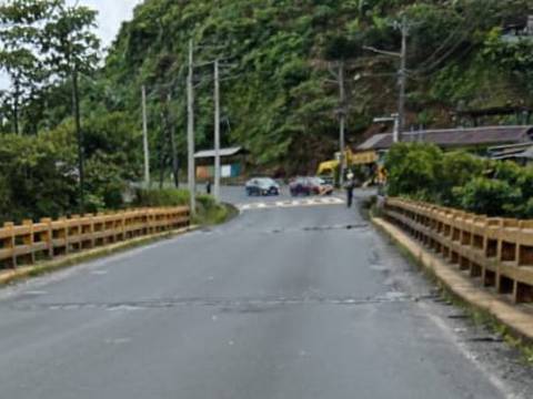 Restringen paso en vía Puyo-Baños por reforzamiento de bases de puente