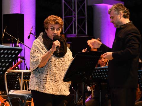 La artista guayaquileña Patricia González recibió homenaje por su trayectoria musical