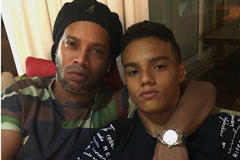Hijo de Ronaldinho, ya es jugador del equipo juvenil del FC Barcelona