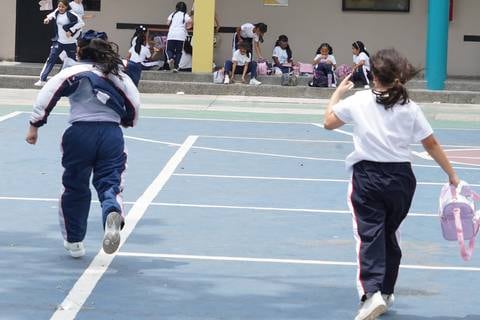 Estudiantes de quinto a séptimo de básica ya no perderán el año por notas, anuncia la ministra Alegría Crespo  