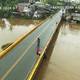 Desbordamiento de cinco ríos en Guayas y Los Ríos provoca inundaciones en vías y anega viviendas 