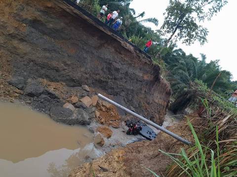 Dos tramos viales fueron afectados por las lluvias en la carretera Muisne-Chamanga