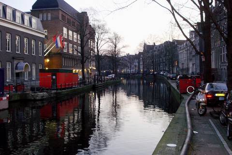 Ámsterdam quiere trasladar las famosas vidrieras sexuales del barrio rojo