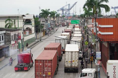 Transportistas que esperan turno para entrar al Trinipuerto causan caos vehicular