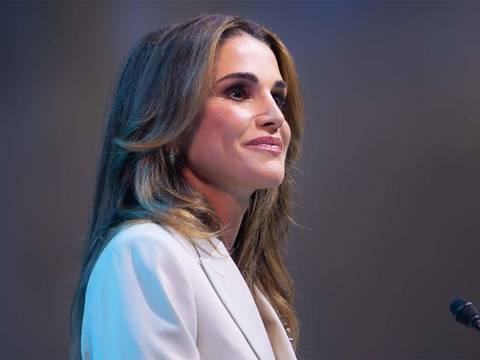 Rania de Jordania marca tendencia con traje sastre de cinco mil euros y se convierte en la primera reina en lucir una prenda de colección para hombres de Dior