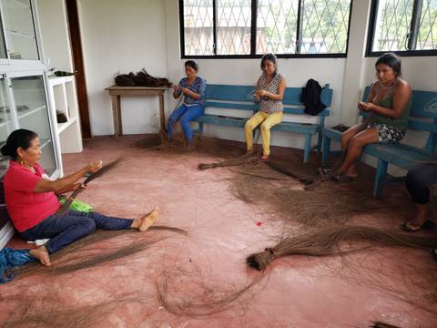 Amazónicas tejen con bejuco como hacían ancestros