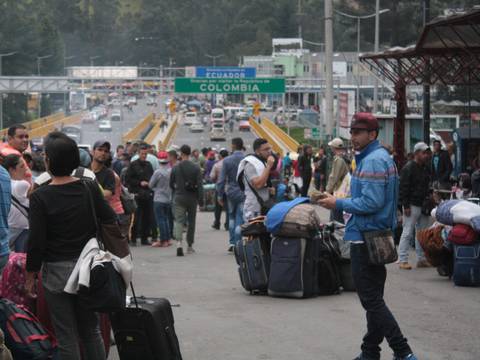 Venezolanos hacen fila nueve horas para entrar a Ecuador