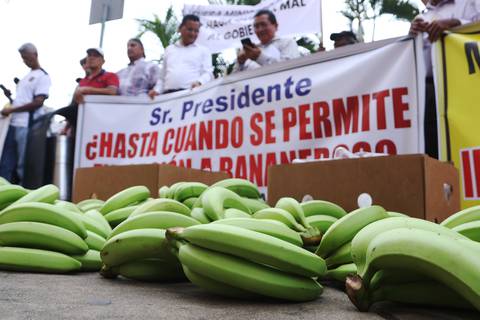 Con plantón en Guayaquil, bananeros insisten en que solo reciben $ 2 o $ 3 por caja de banano 