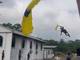 Paracaidista herido por aterrizaje inusual durante ceremonia en Guayaquil 