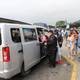 En furgonetas se movilizan guayaquileños ante paro de buses; gremio de transportistas pide alza de 10 centavos al pasaje