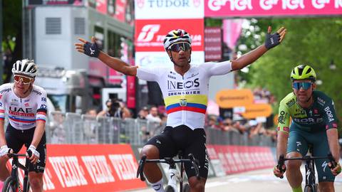 Jhonatan Narváez se impone a Tadej Pogacar y es el primer líder del Giro de Italia 2024