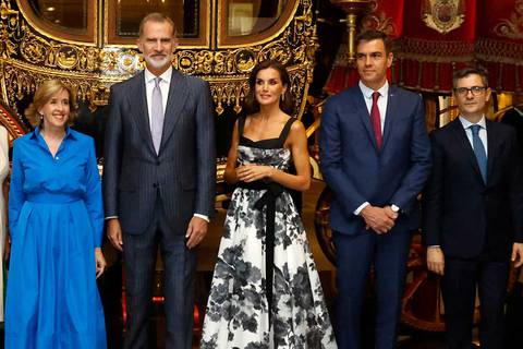 Letizia vuelve a confiar en la marca de Carolina Herrera: el diseño midi inspirado en los años 50 de doble escote que todos catalogan como el mejor look de 2023