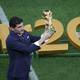 Un diseñador italiano creó el trofeo de la Copa del Mundo que se entrega este domingo en Doha