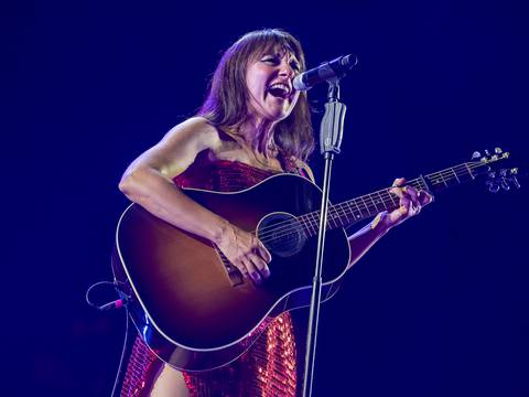 Amaral deja los pechos al descubierto en concierto en España:  Nadie nos puede arrebatar la dignidad de nuestra desnudez 