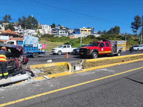 Vehículo liviano perdió pista y se estrelló contra un poste en la autopista General Rumiñahui, en Quito