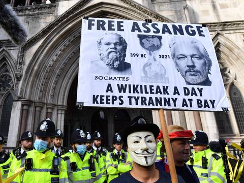 Manifestantes se pronuncian a favor de Assange, fundador de Wikileaks, en Londres  