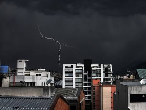 ‘No es muy usual una tormenta en la noche’: así será el clima en Quito durante esta semana