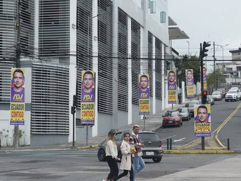 Inmediaciones de la Asamblea Nacional se revisten de pancartas para recibir al presidente Daniel Noboa 