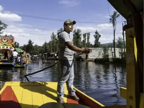 Las ingeniosas granjas flotantes inventadas por los aztecas que siguen siendo unas de las más productivas del mundo