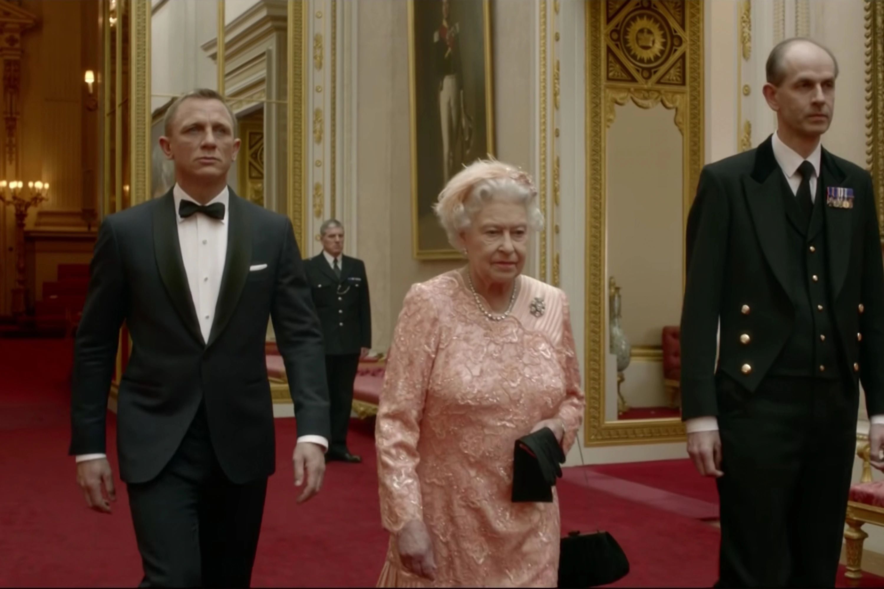 Conozca la misión secreta de la reina Isabel II con James Bond en el 2012 y el tierno té que compartió con el osito Paddington