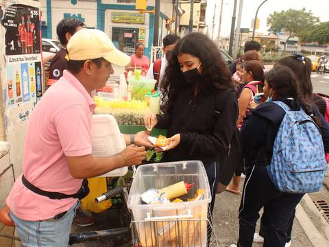 Vendedores ambulantes de Guayaquil quieren regularizarse ante nueva ordenanza que les impide estar cerca a planteles educativos 