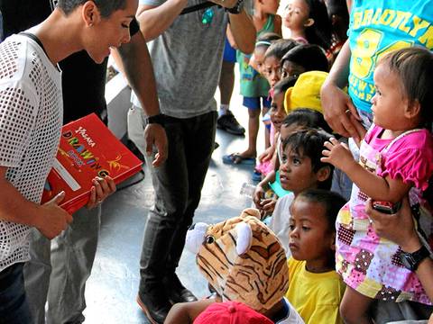 Alicia Keys visita a refugiados en Filipinas