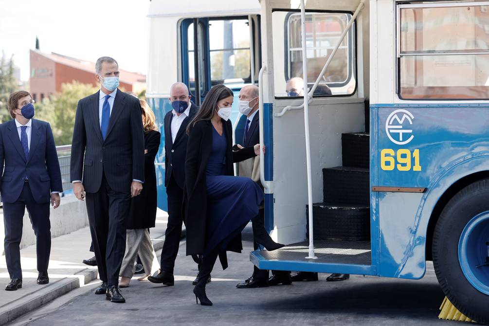 Los reyes de España usan el transporte público para ir a trabajar | Internacional | Noticias | El Universo