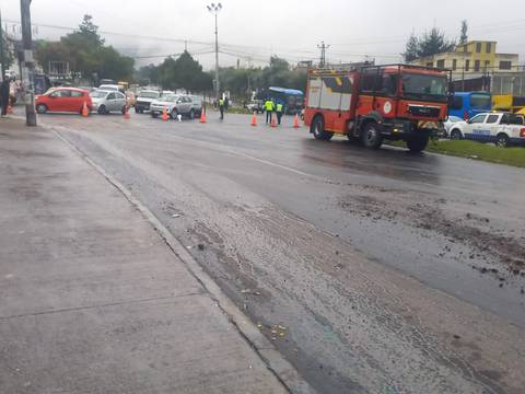 Derrame de combustible produce cierre parcial de la avenida Mariscal, en el norte de Quito
