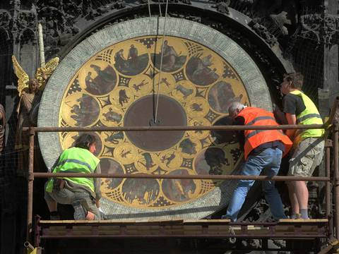 Praga retira su reloj astronómico medieval para restaurarlo