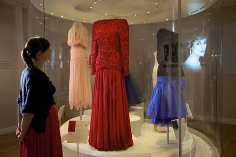 Armarios de Isabel II, Margarita y Diana narran historia de la moda británica en el siglo XX