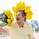 La revolución de las flores amarillas: ‘Influencer’ Iván Farah sacó sonrisas en Guayaquil repartiendo rosas en la calle