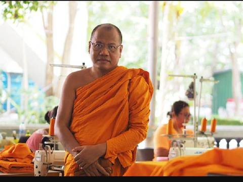 En templo budista se convierte el plástico reciclado en túnicas