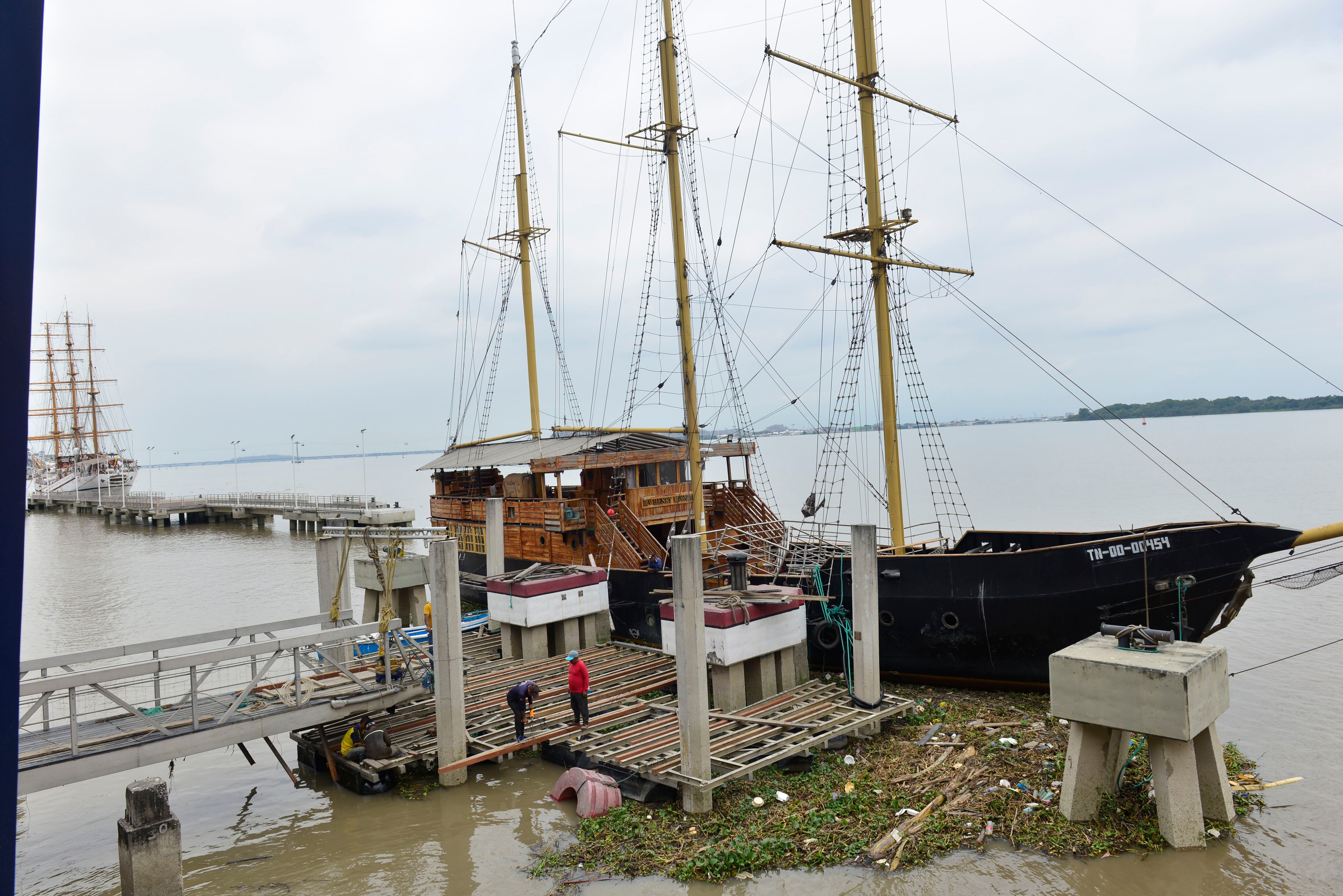 El barco Morgan está en medio de un dilema: bajar los mástiles, por la Aerovía, o buscar nuevo destino lejos de Guayaquil