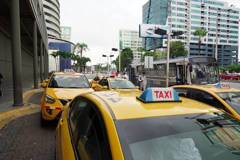 ‘Solo se trabaja hasta las 19:00 máximo. La gente llega del trabajo y evita salir’, dicen taxistas guayaquileños