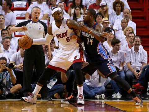 LeBron James y Dwyane Wade brillan en la victoria de los Heat en 'playoffs'
