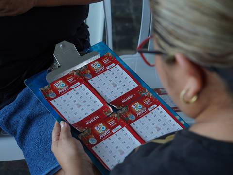 Decenas de personas participan en bingo que organiza la Fundación Malecón 2000