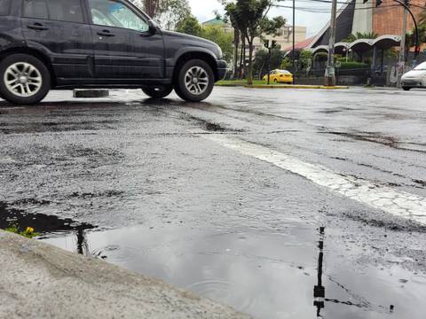 Lluvia vespertina con tormenta eléctrica sorprendió en varios sectores de Quito
