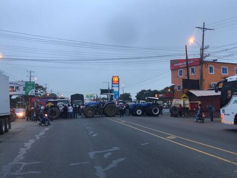 Agricultores vuelven a cerrar vías en Guayas y Los Ríos en reclamo por el precio del arroz y exigen salida de la ministra Tanlly Vera 