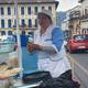 Mónica es la tercera generación que vende helados de guanábana y mora, tradicionales del centro de Quito