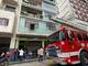 Con un carro escalera se logró rescatar a adultos mayores atrapados en el centro de Guayaquil