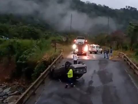 Un vehículo se volcó en puente colapsado en el km 82 de vía Alóag-Santo Domingo