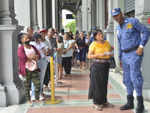 ‘No me imaginé ver tanta gente hoy’: cientos de ciudadanos llegaron al Municipio a pagar prediales en el último día con descuento del 10 %