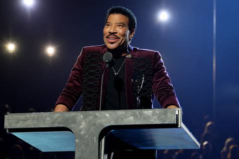 Nostalgia en los American Music Awards: Stevie Wonder y Lionel Richie cantan ‘We Are The World’