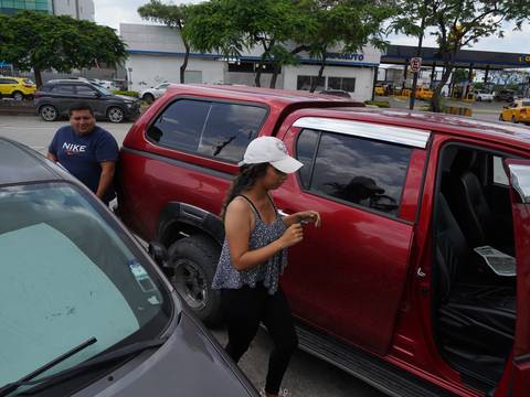 ‘Sí se han ido de carnaval, subió mucho la demanda’: guayaquileños llegan en 3 horas a Cuenca en servicio de furgonetas y camionetas