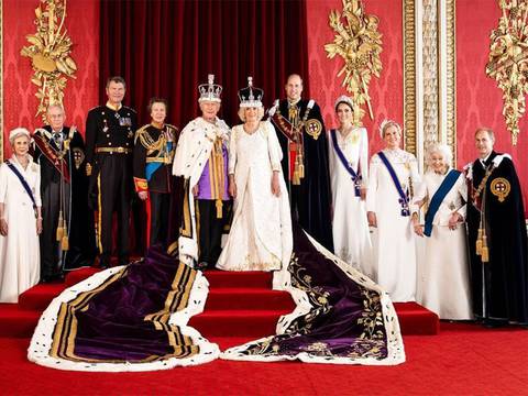 Quién es quién en el retrato oficial de la coronación: la princesa Ana se gana el puesto junto al rey Carlos III y la reina Camilla en la foto tradicional, con la ausencia de Harry y Andrés