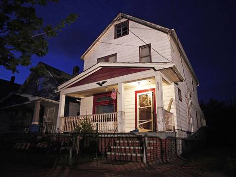 Cadenas y cuerdas en casa donde estuvieron cautivas tres mujeres en EE.UU.