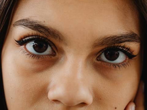 Sin lágrimas ni saliva: Los dos síntomas principales del raro síndrome que afecta más a las mujeres que a los hombres a partir de los 40 años
