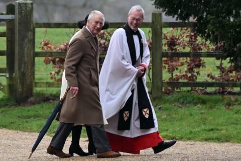 Rey Carlos va a la iglesia, en su primera salida pública después del anuncio de su diagnóstico de cáncer